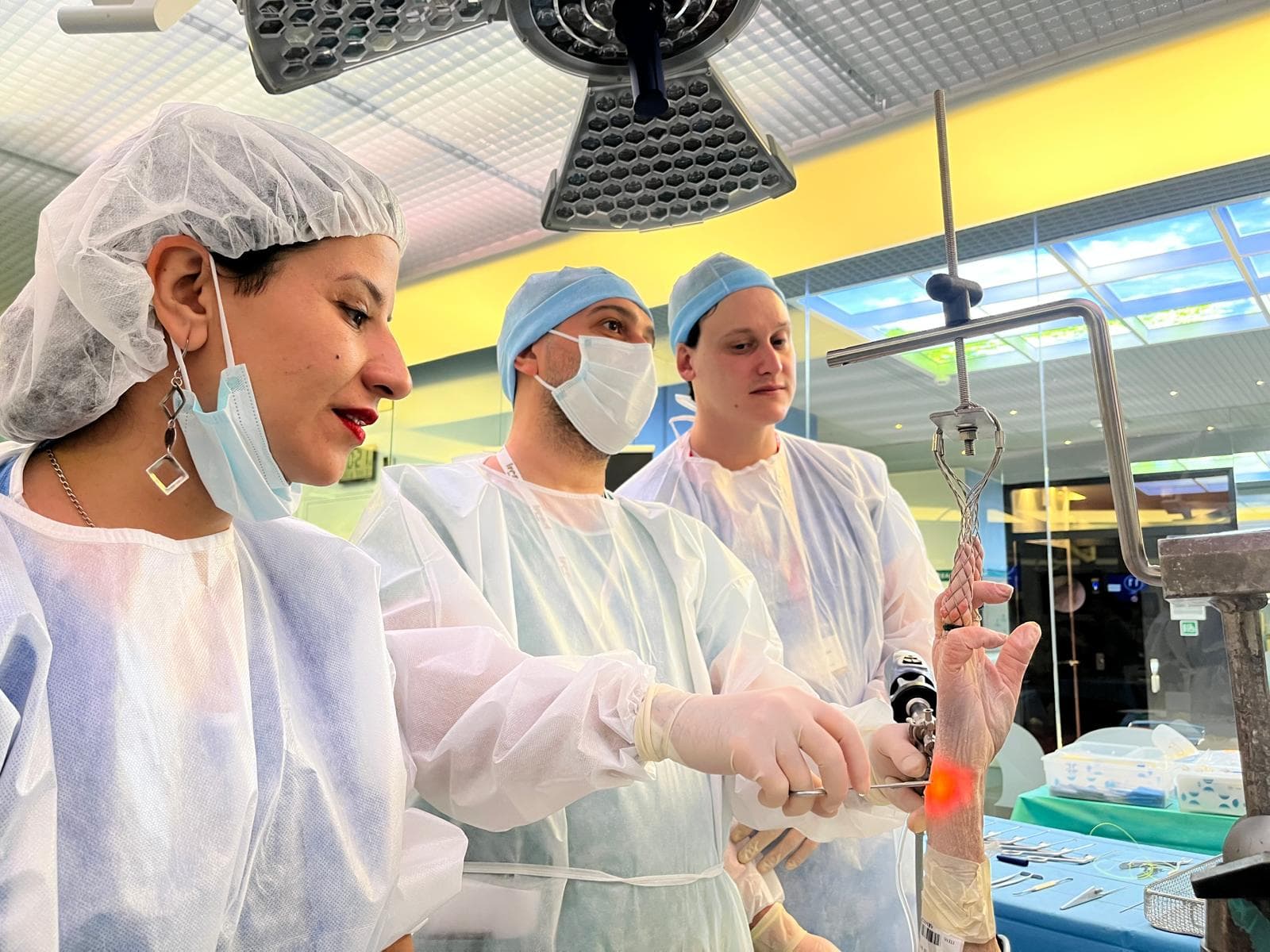 Doç. Dr. Ali CAVİT klinik fotoğrafı — el cerrahisi İstanbul