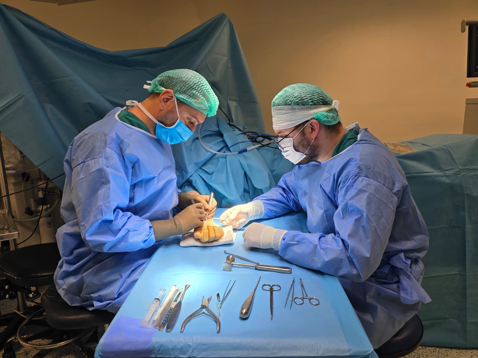 Doç. Dr. Ali CAVİT klinik ortamı — el cerrahisi