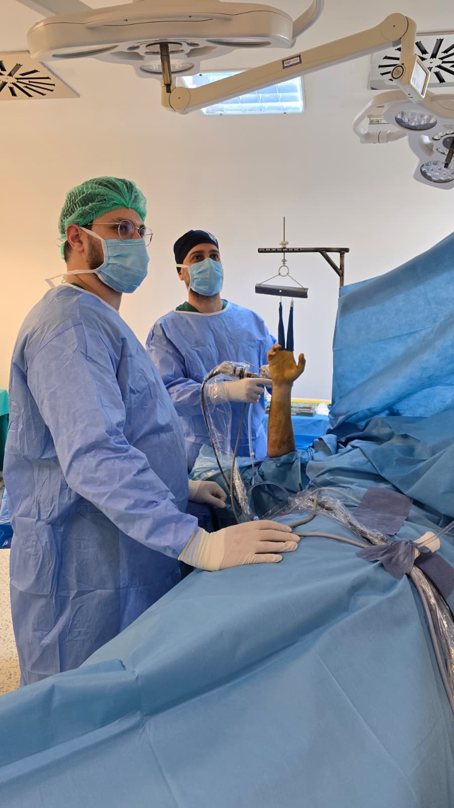 El ve mikrocerrahi klinik görseli — Doç. Dr. Ali CAVİT Üsküdar İstanbul